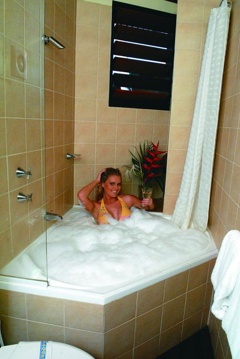 Palms City Resort - ACT Tourism 19