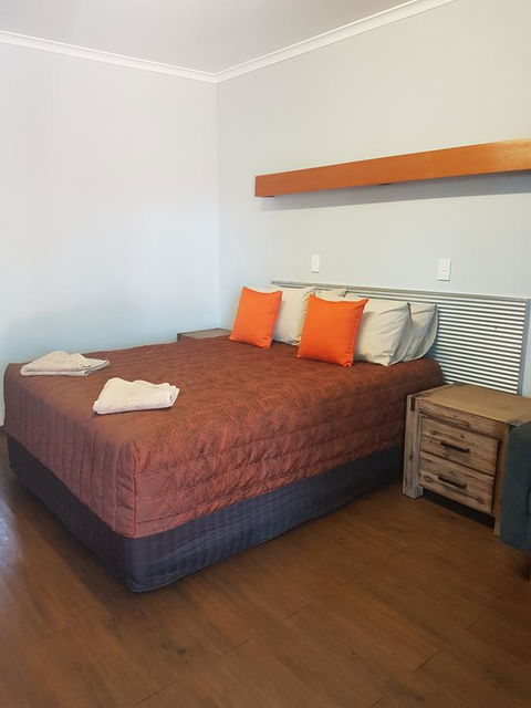 Safari Lodge Motel - ACT Tourism 0