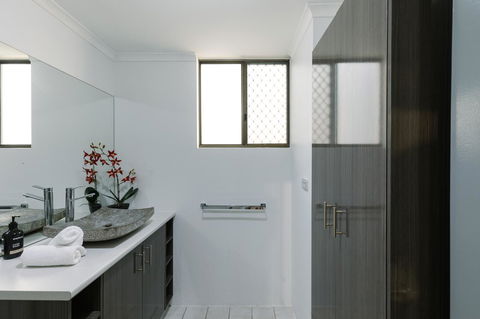 CitySide Apartment - 2 Bedroom With Private Courtyard - ACT Tourism 21