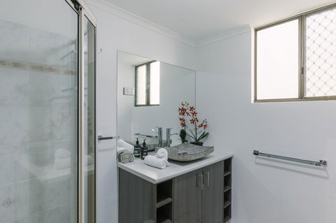 CitySide Apartment - 2 Bedroom With Private Courtyard - ACT Tourism 16