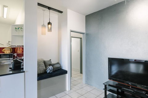 CitySide Apartment - 2 Bedroom With Private Courtyard - ACT Tourism 8