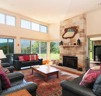 Bottlebrush Lodge - Great views and a pool - ACT Tourism