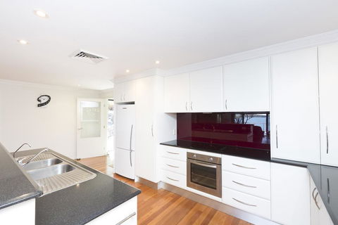 Brae Villa - ACT Tourism 1
