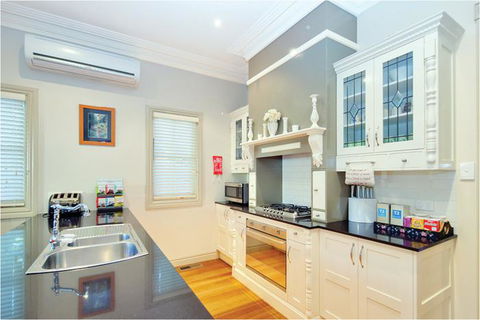 Brantwood Cottage Luxury Accommodation - ACT Tourism 1