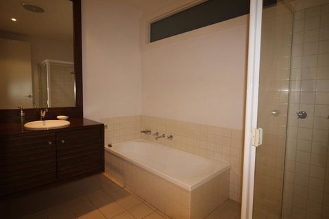 Breakers Holiday House - ACT Tourism 1