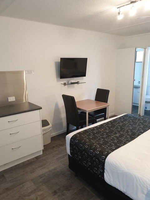 Budget On The Lake - ACT Tourism 0