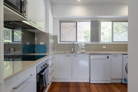 Burleigh Point Beach Vibes Stylish And Modern - ACT Tourism 1