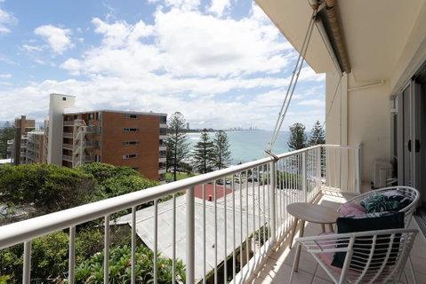 Burleigh Point Beach Vibes Stylish And Modern - ACT Tourism 3