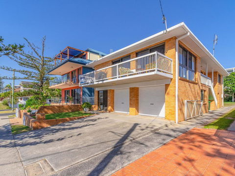 Burleigh Unit 2 -28 Clarence Street - Opposite Main Beach. - ACT Tourism 3