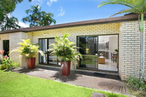 Cairns Reef Retreat - ACT Tourism 3
