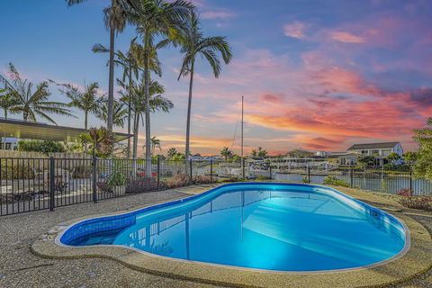 CANAL HOME NEAR MOOLOOLABA - ACT Tourism 1