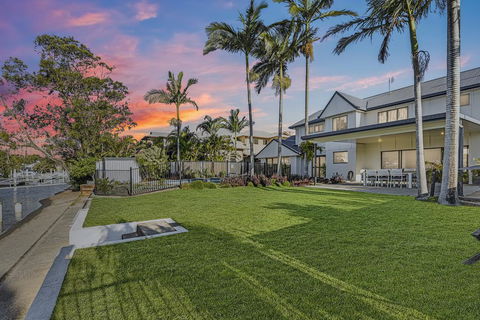 CANAL HOME NEAR MOOLOOLABA - ACT Tourism 0