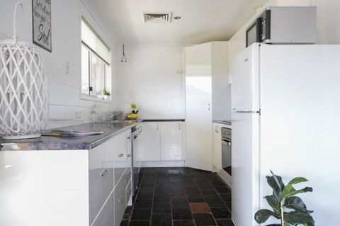 Canberra Cres 2E Burrill Lake, Upstairs Apartment - ACT Tourism 1