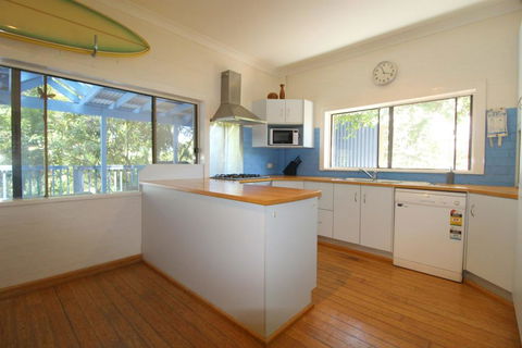 Cape Cod Beach House, 25 Skyline Crescent - ACT Tourism 2