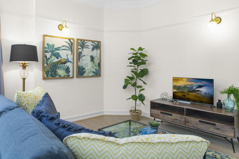 Central Apartment With Spacious Living And Dining - ACT Tourism 2