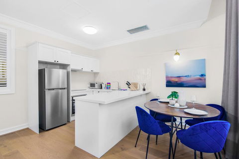 Central Apartment With Spacious Living And Dining - ACT Tourism 3