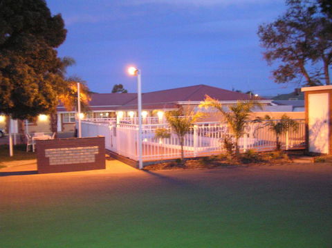 Charles Rasp Motor Inn & Cottages - ACT Tourism 0