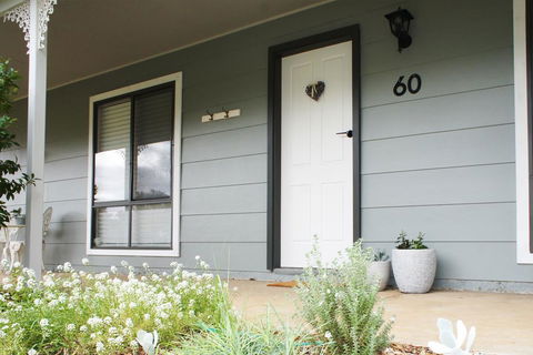 Charlottes Honor - River & Golf Cottage - ACT Tourism 0