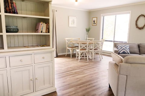 Charlottes Honor - River & Golf Cottage - ACT Tourism 3