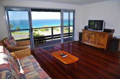 Charm Cottage, 58 Skyline Crescent - ACT Tourism 3