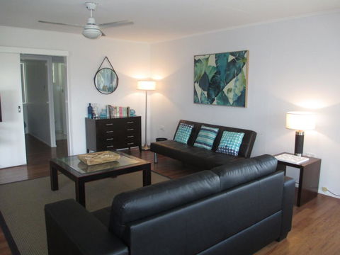 Charming Beach House - ACT Tourism 0
