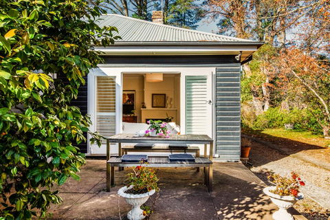 Charming Mountain Cottage - ACT Tourism 0