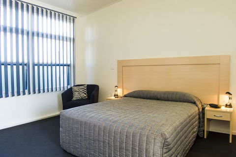 Cherry Blossom Motor Inn - ACT Tourism 0