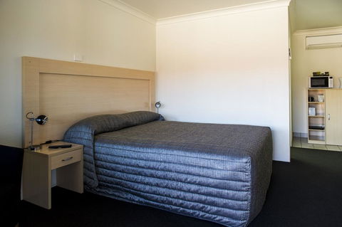 Cherry Blossom Motor Inn - ACT Tourism 1