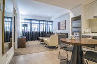 Chic  comfy 1 Bed home Silkari Suite Chdatswood