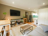 Chic Pet Friendly  500m to the Beach w/ parking