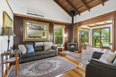 CHRISTOPHERS COTTAGE - ACT Tourism 1