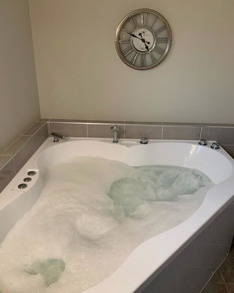 Churchill's B&B Twin Spa Getaway - ACT Tourism 3