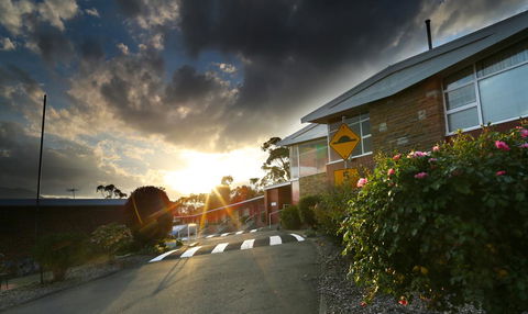 City View Motel - ACT Tourism 0