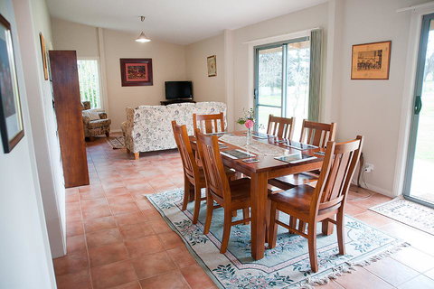 Clarendon Chalets - ACT Tourism 3