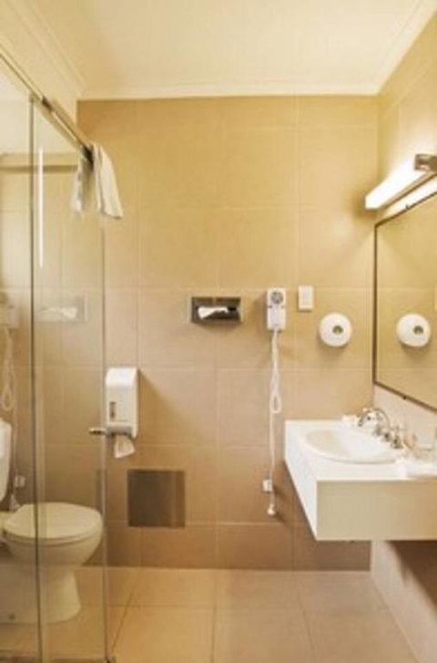 Classic Queen Room 2 In Oakleigh - ACT Tourism 3