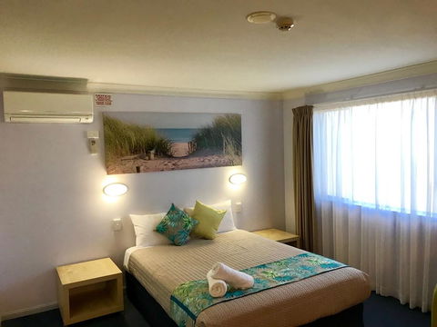 Cleveland Bay Air Motel - ACT Tourism 1