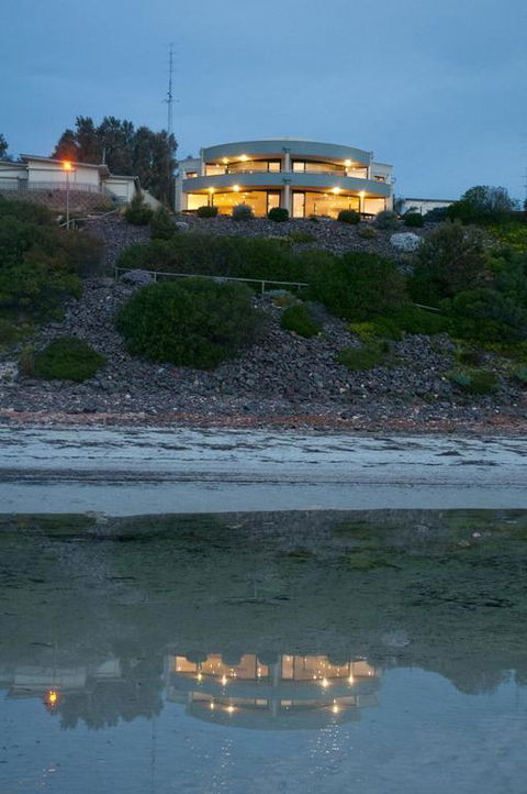 Cliff House Beachfront Villas - ACT Tourism 3