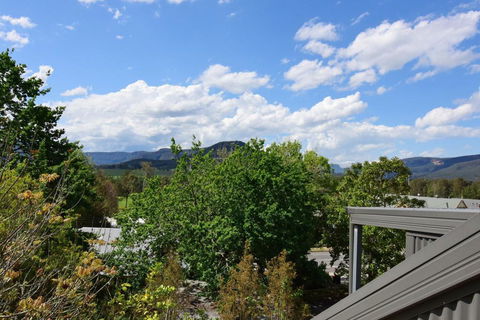 Cloudsong Chalet 2 - Close To The Village Centre! - ACT Tourism 2