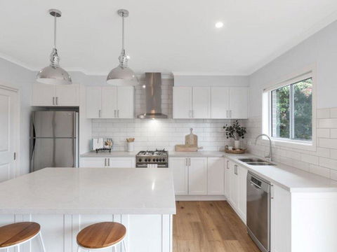 Coastal Luxury Retreat - ACT Tourism 3