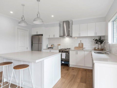 Coastal Luxury Retreat - ACT Tourism 0