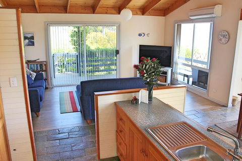 Cockatoo Cabin - ACT Tourism 2