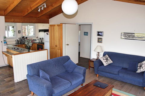 Cockatoo Cabin - ACT Tourism 1