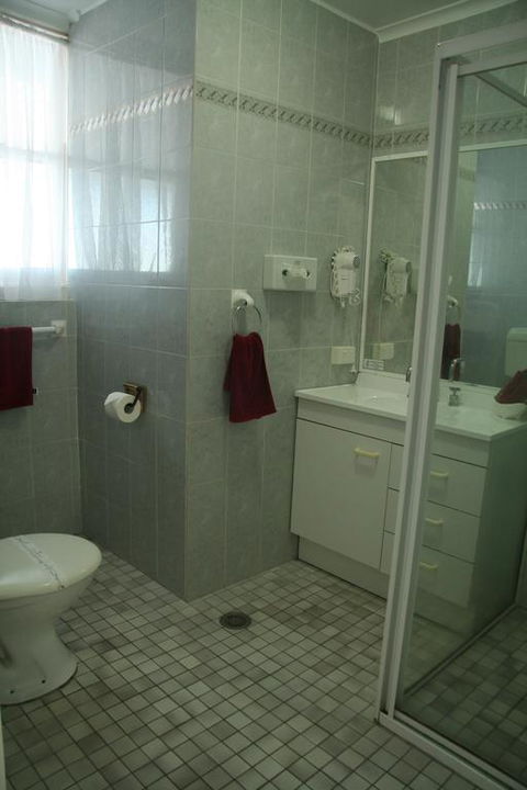Colonial Court Motor Inn - ACT Tourism 3