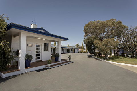 Colonial Motel & Apartments - ACT Tourism 0