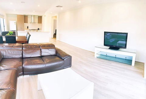 Comfortable 4BR 2Bath House Tarneit Melbourne - ACT Tourism 2