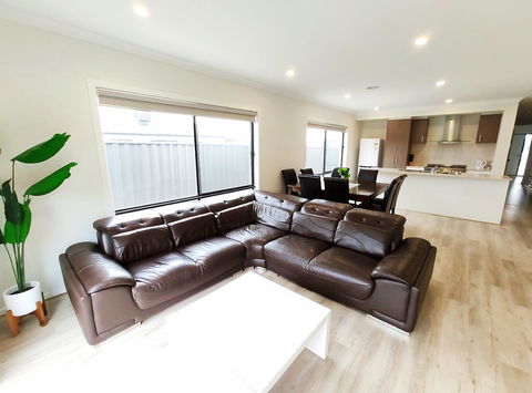Comfortable 4BR 2Bath House Tarneit Melbourne - ACT Tourism 0