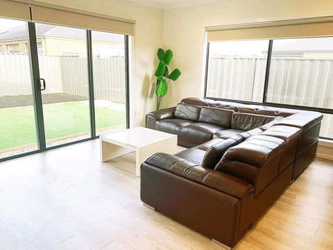 Comfortable 4BR 2Bath House Tarneit Melbourne - ACT Tourism 1