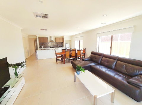 Comfortable 5BR House 6mins To Werribee Station.Great Ocean Road Tourist Stopover - ACT Tourism 0