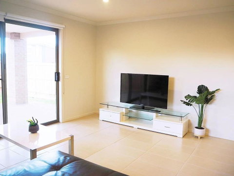Comfortable 5BR House 6mins To Werribee Station.Great Ocean Road Tourist Stopover - ACT Tourism 2