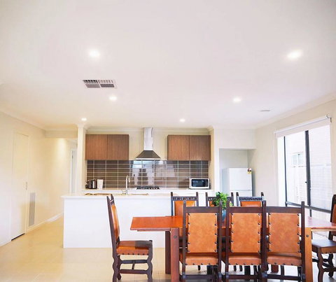Comfortable 5BR House 6mins To Werribee Station.Great Ocean Road Tourist Stopover - ACT Tourism 3